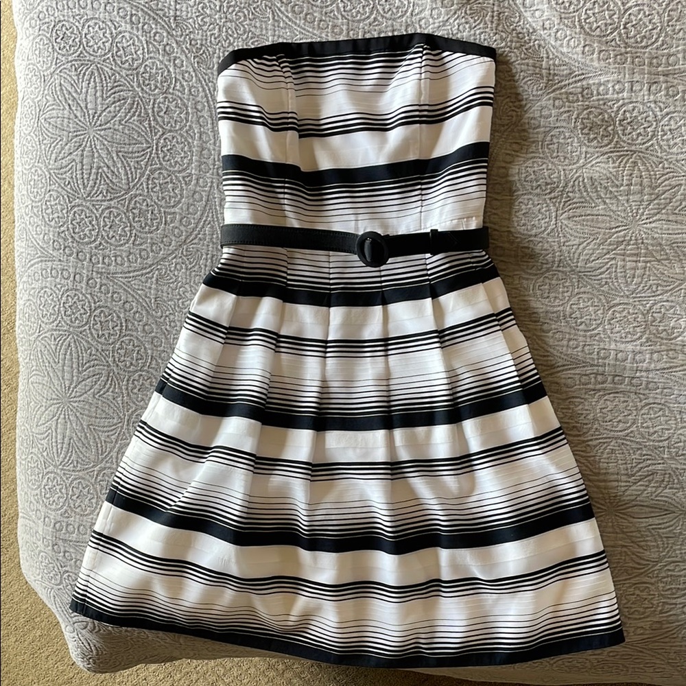 Elegant Black and White Striped Strapless Dress with Pockets